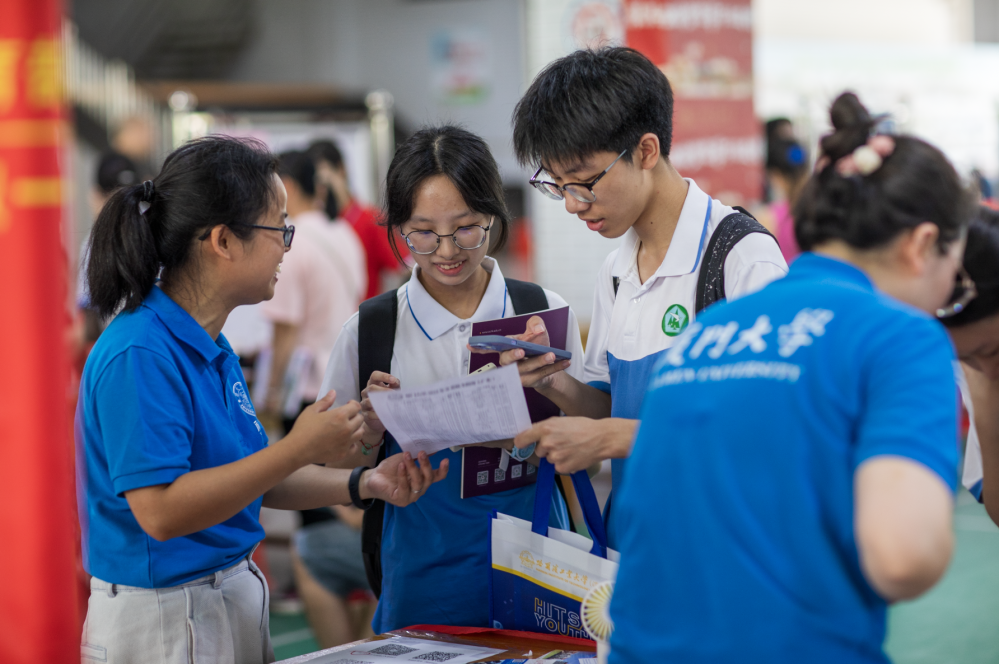 佛山一中举办2023年高校招生现场咨询会